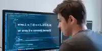 Un desarrollador programando en JavaScript con arrays en su pantalla