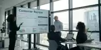 Equipo de negocio revisando reseñas en línea en una pantalla