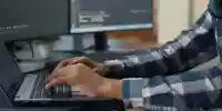 Programador utilizando herramientas de código PHP